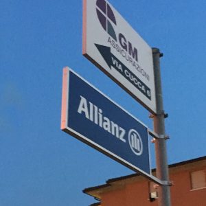 insegne a bandiera su palo