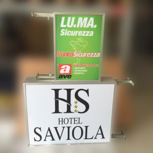 insegne luminose a bandiera
