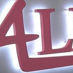 Insegna retroilluminata con lettere scatolate