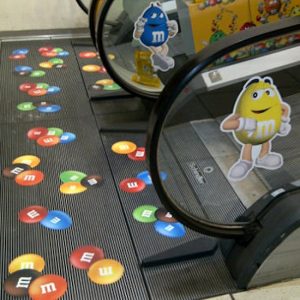 Adesivi personalizzati calpestabili