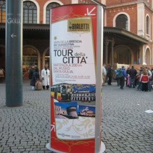 Totem trifacciale con stampa su Forex