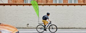 Bicicletta con bandiera pubblicitaria