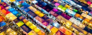Vista dall'alto di bancarelle e stand gastronomici